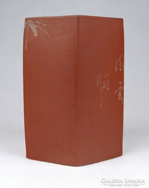 1J553 old small oriental unglazed marked Chinese ceramic vase 11 cm