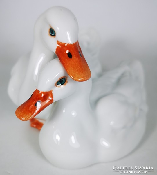 A pair of Herend porcelain swans with a gift box, in very nice condition!