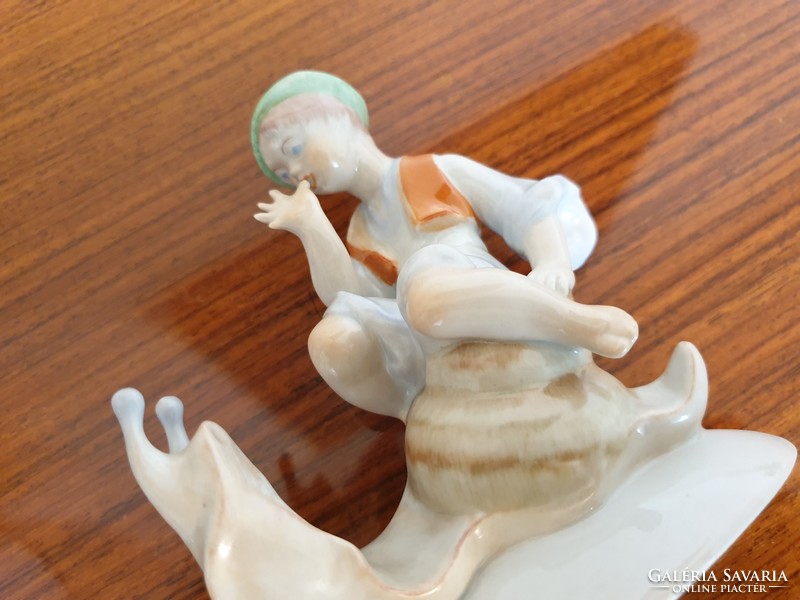 Régi Drasche porcelán figura éticsigán csigán ülő fiú