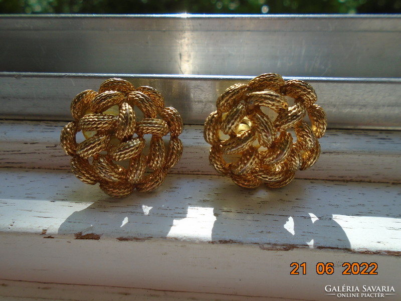 Antique gold-plated flower-shaped textured earrings with intertwined 