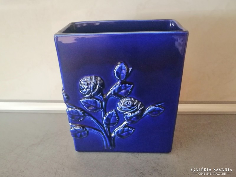 Cobalt blue pillar vase with rose bouquet