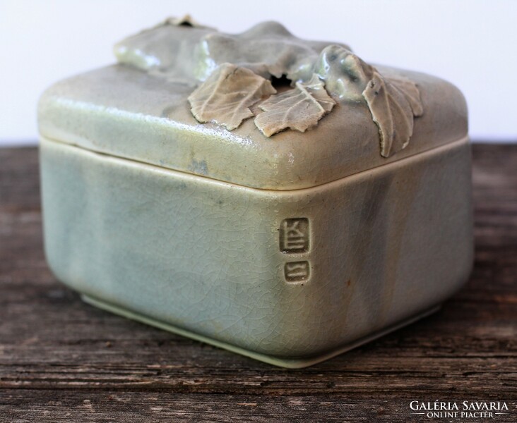 Eva Kun (1948) ceramic box