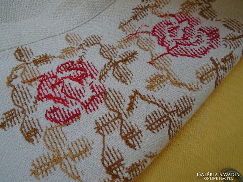 Cross stitch, rose tablecloth 96 x 107 cm