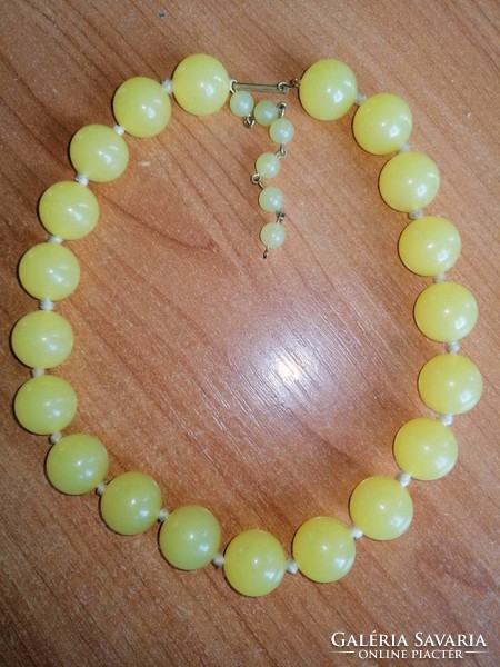 Retro vintage big-eyed yellow plastic necklace with knotted eyes