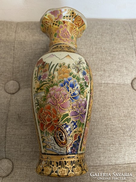Beautiful Chinese vase with wavy edges 16