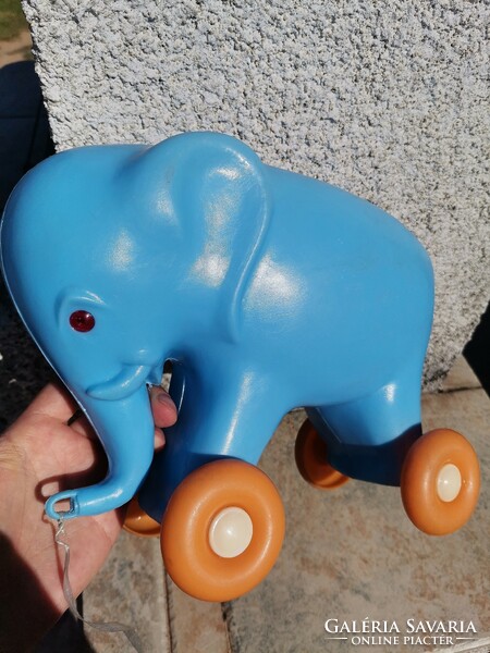 Retró gurulós húzható kék műanyag elefánt
