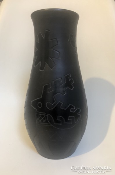 Fekete kerámia váza, szép szimbólumokkal