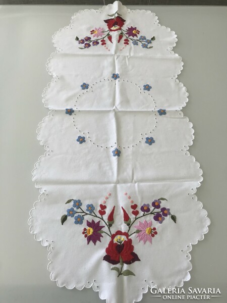 Hand-embroidered Kalocsa pattern with running madeira, 86 x 39 cm