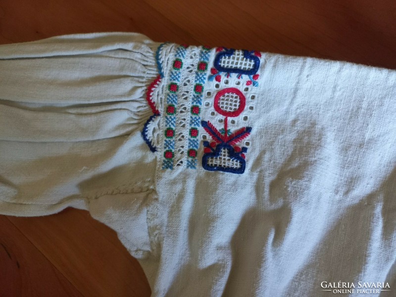 Transylvanian embroidered women's shirt