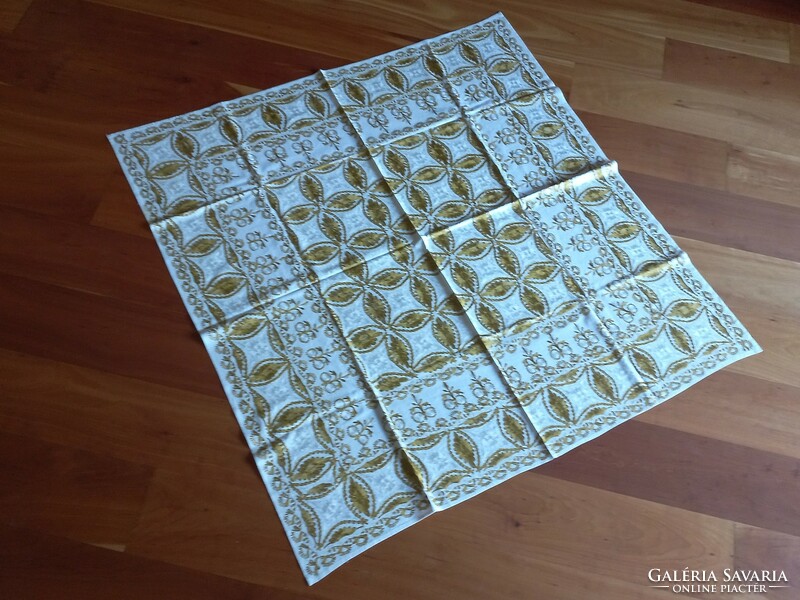 Damask tablecloth woven with gold