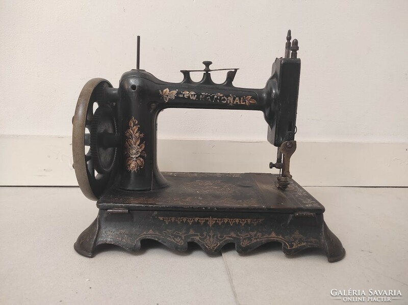 Antique sewing machine collector's item sewing machine 642 5560