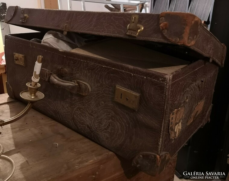Antique leather suitcase, trunk, trunk, suitcase (old decoration)