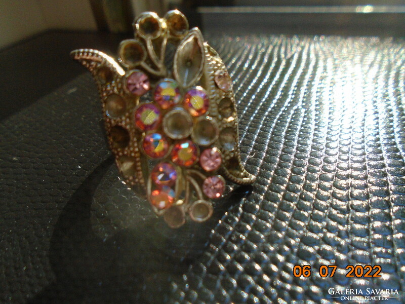 Silver-plated ring with flower shapes and iridescent polished stones
