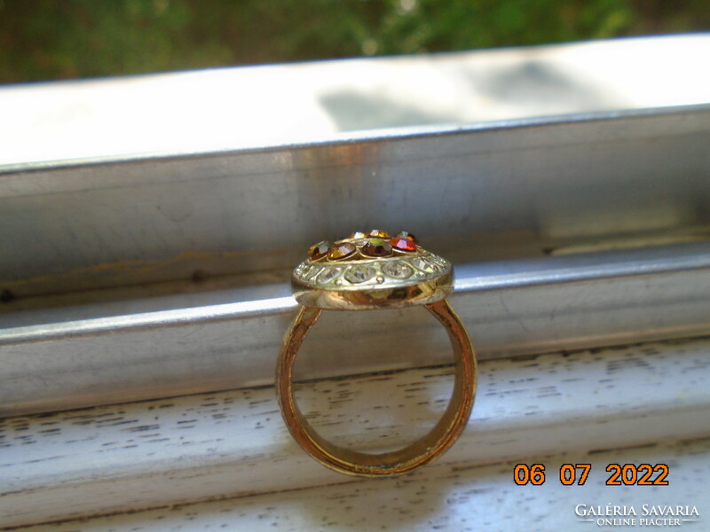 Színes csiszolt kövekkel aranyozott gyűrű