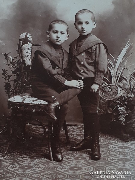 Régi gyerekfotó kisfiúk vintage teniszütő fénykép 1890 körül