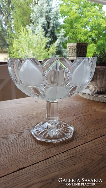 Crystal fruit bowl with a special etched pattern