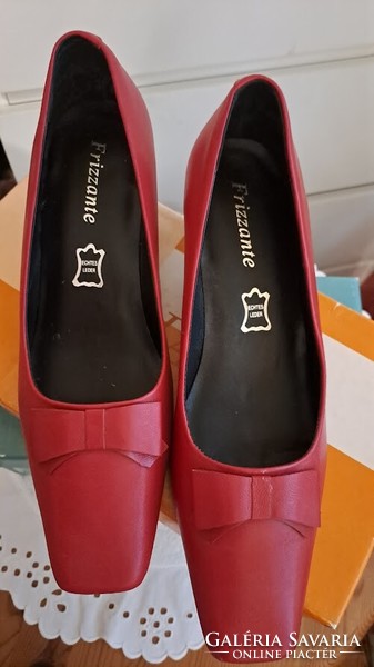 Wonderful, red, leather, Italian, bow shoes in size 37
