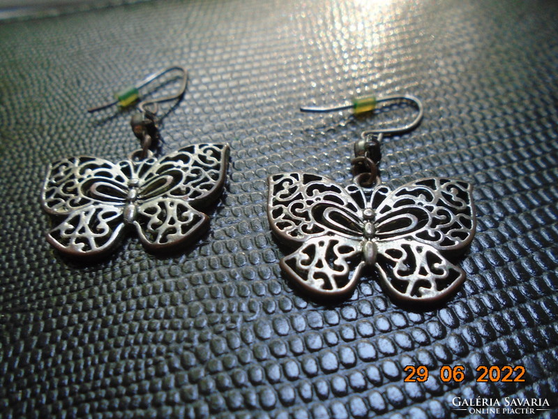 Silver-plated butterfly earrings with a dark green claw stone