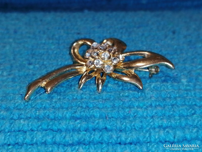 Gold colored brooch (318)