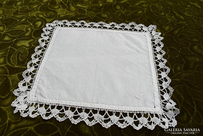 Vert csipke díszítésű díszzsebkendő tálcakendő kis terítő W.J. monogramm 24 x 21,5 cm