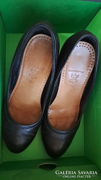 Bőr Salamander magas sarkú fekete cipő, bőrbetéttel, 38-as méretben