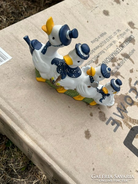 Decorative object with goose goose pattern