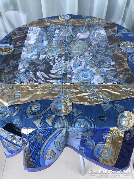 Iparművészeti patchwork abrosz kék és arany színekkel, 100 x 100 cm