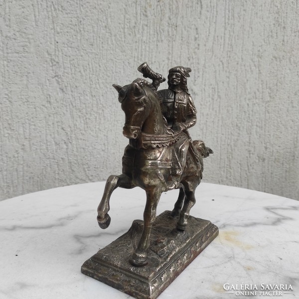 Antik lovas szobor vas öntvény gyönyörű különleges darab Magyar szobor.Lehel kurtje? Lovas katona