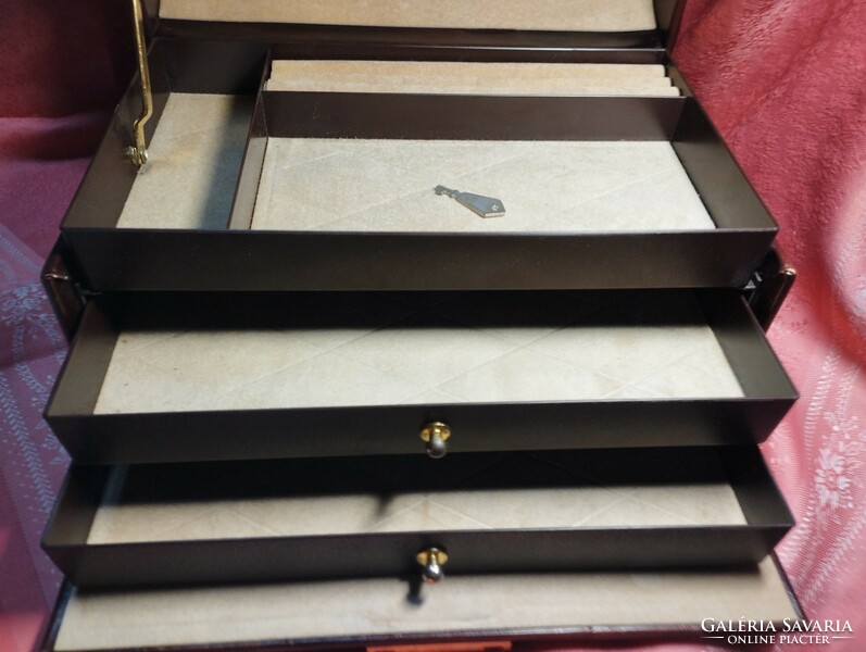 Treasure chest, lockable jewelry box with drawers