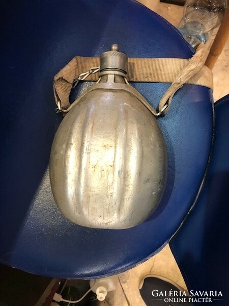 Art Nouveau metal drinking bottle, in good condition, size 17 cm