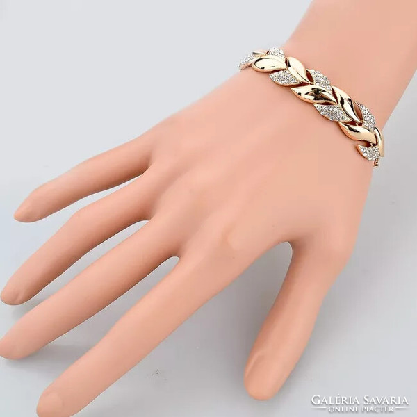 The popular leaf bracelet is beautiful.