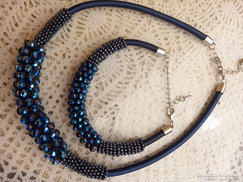 Elegant modern casual set on a rubber base with rondelle beads