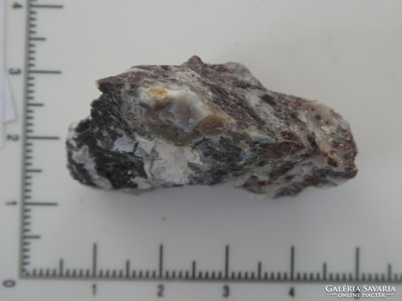 Zebra Achát: szürke-fehér sávos Kalcedon ásvány. 17,8 gramm