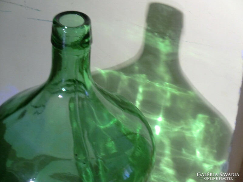 LENCSÉS ÜDE Zöld Üveg régi demizsonos palack 5 l-e . ÁRNYKÉPE KIEMELI A PÖTTYÖS MINTÁT AZ ÜVEGBEN
