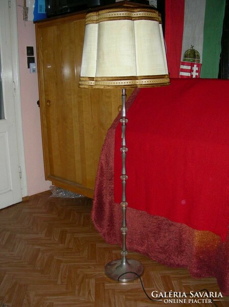 Showy retro floor lamp with an art deco touch