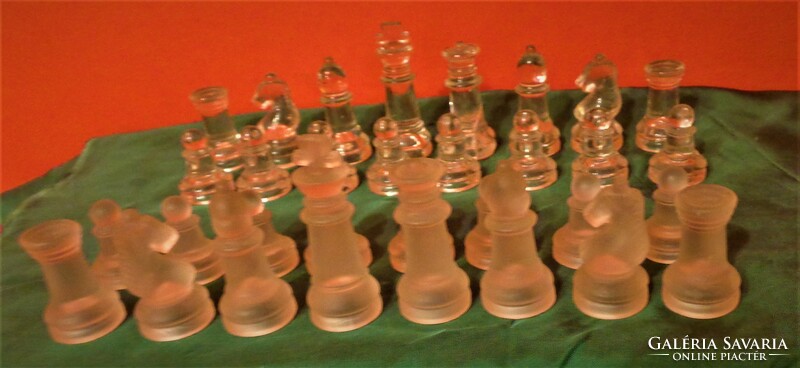 Üveg sakk. /25x25 cm/ A tábla és a 32 db sakkfigura üvegből készültek.