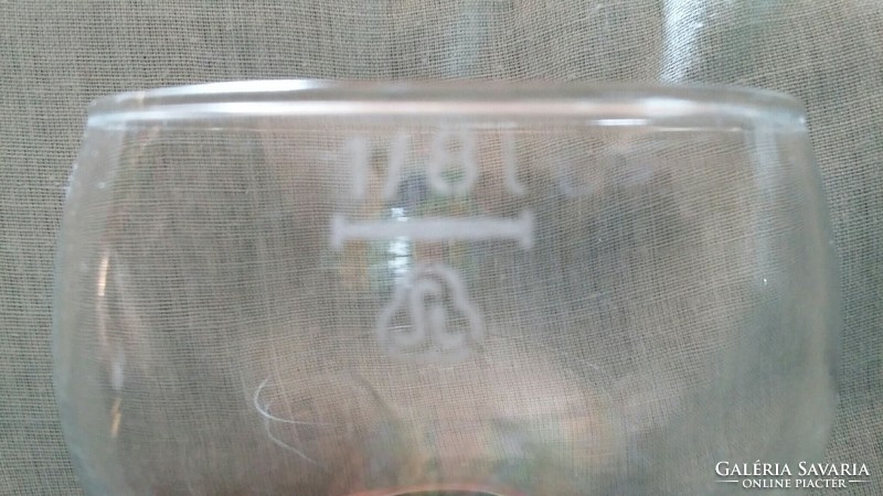 6 db 1/8 l-es zöld gyűrűs talpú üveg pohár fa tálcán