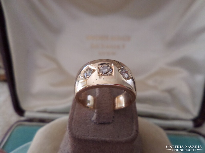 Széles arany gyűrű briliánsokkal