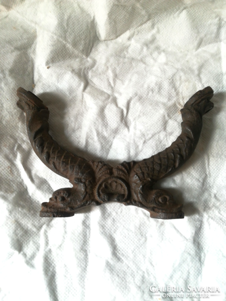 Iron handle in the shape of a dragon