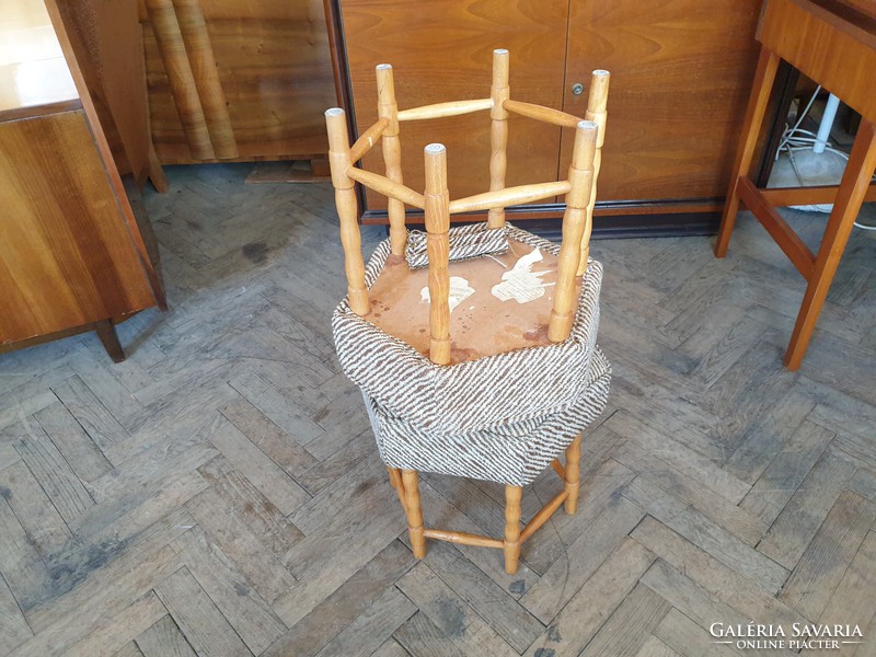 Régi retro kárpitozott kis szék ülőke