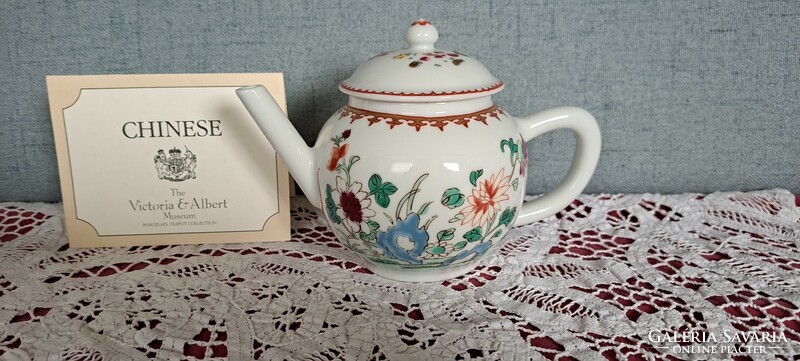 Victoria &Albert Múzeum porcelán teáskanna gyülytemény másolatának darabja.