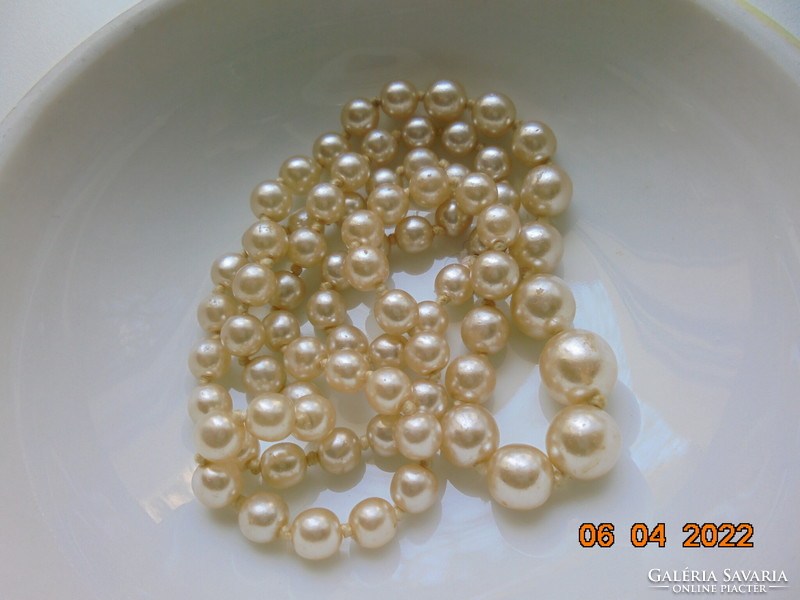 Necklaces made of older tekla beads