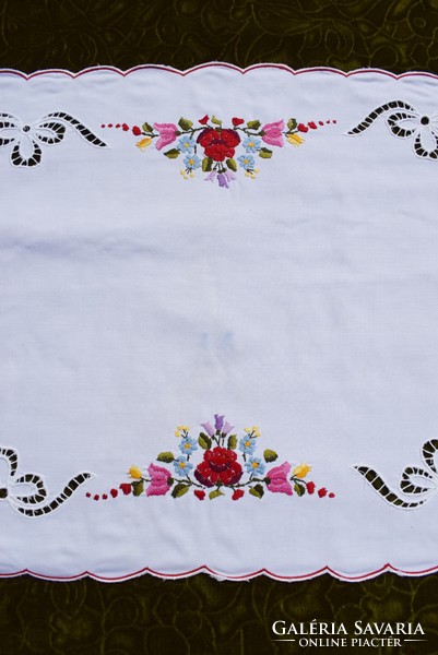 Embroidered table runner, centerpiece + napkin, floral and hole embroidery pattern 115 x 46 cm, 35.5 x 34 cm