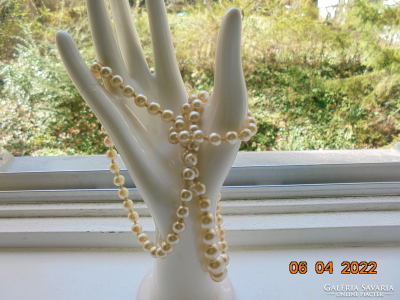 Necklaces made of older tekla beads
