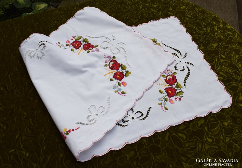 Embroidered table runner, centerpiece + napkin, floral and hole embroidery pattern 115 x 46 cm, 35.5 x 34 cm