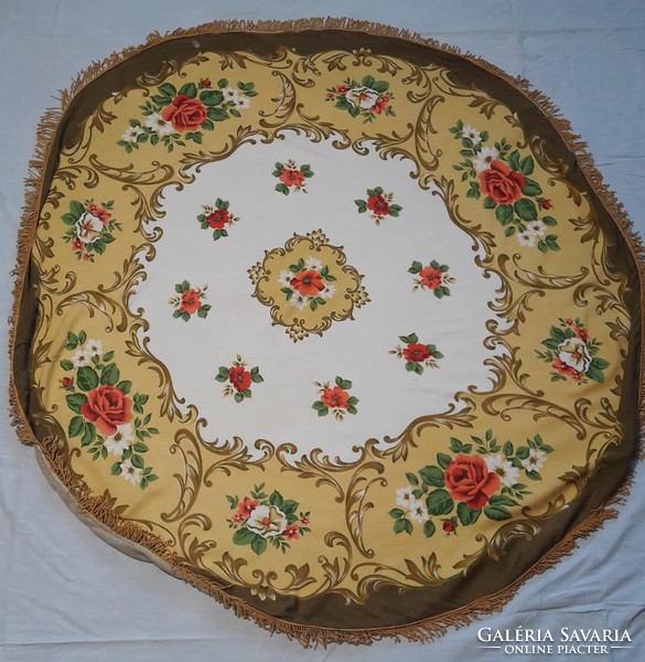 Old round tablecloth (l2768)