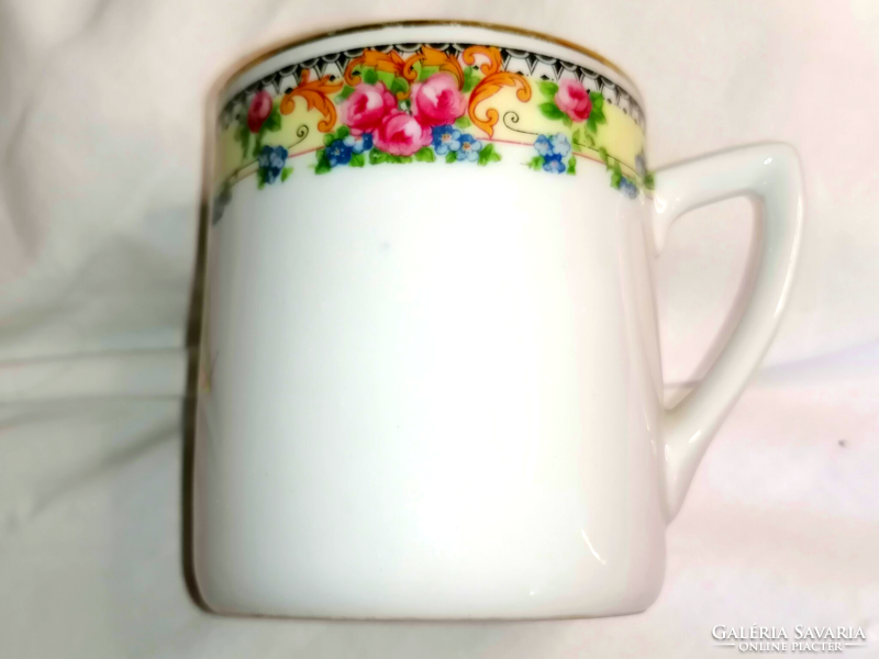 A forget-me-not memory mug with an old rose garland.