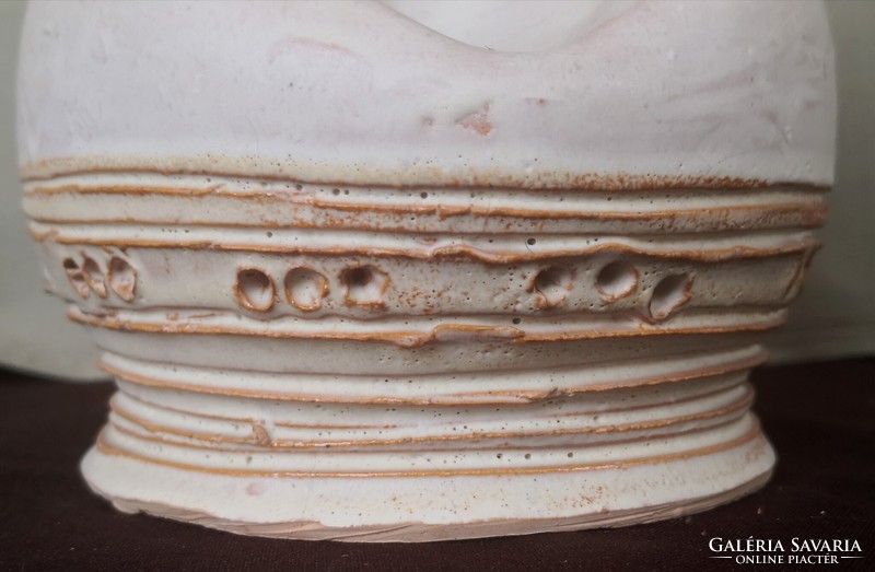 DT/067 - Kovács Éva Orsolya keramikus – Ülő copfos lány