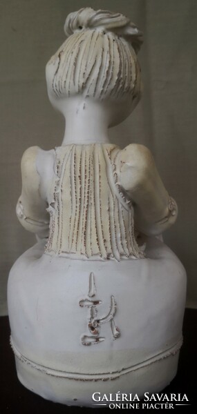 Dt/068 - éva orsolya kovács ceramicist - sitting girl in an apron