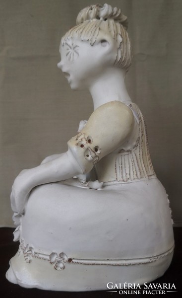 DT/068 - Kovács Éva Orsolya keramikus – Kötényes ülő lány